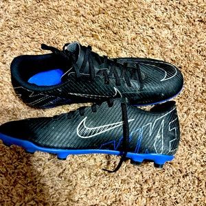 Men’s size 9 soccer cleats. Worn once